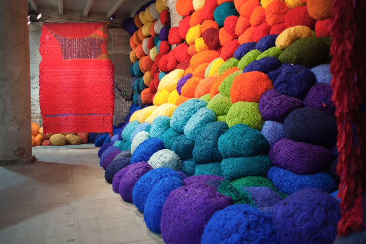 Scalata al di la dei terreni cromatici / Escalade Beyond Chromatic Lands (2016–17), Sheila Hicks. Photo: Italo Rondinella, courtesy La Biennale di Venezia