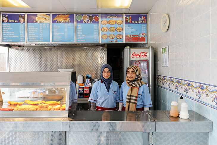 Crisp ’N’ Fry, Spring Bank, Hull, England (2017), Martin Parr.