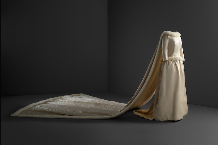 Wedding dress (1960), Cristóbal Balenciaga.