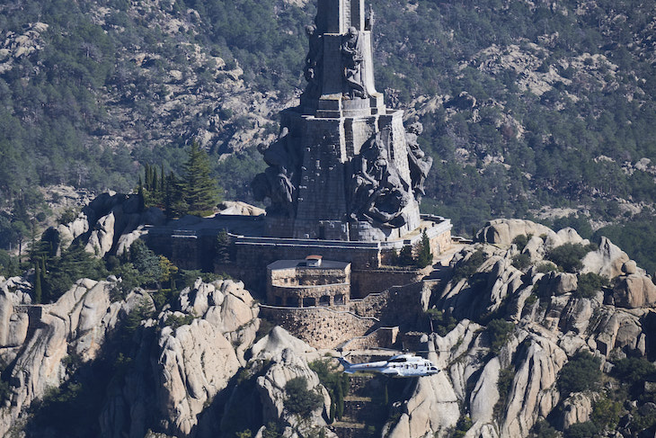 A helicopter transports the remains of Francisco Franco from the Valley of the Fallen.