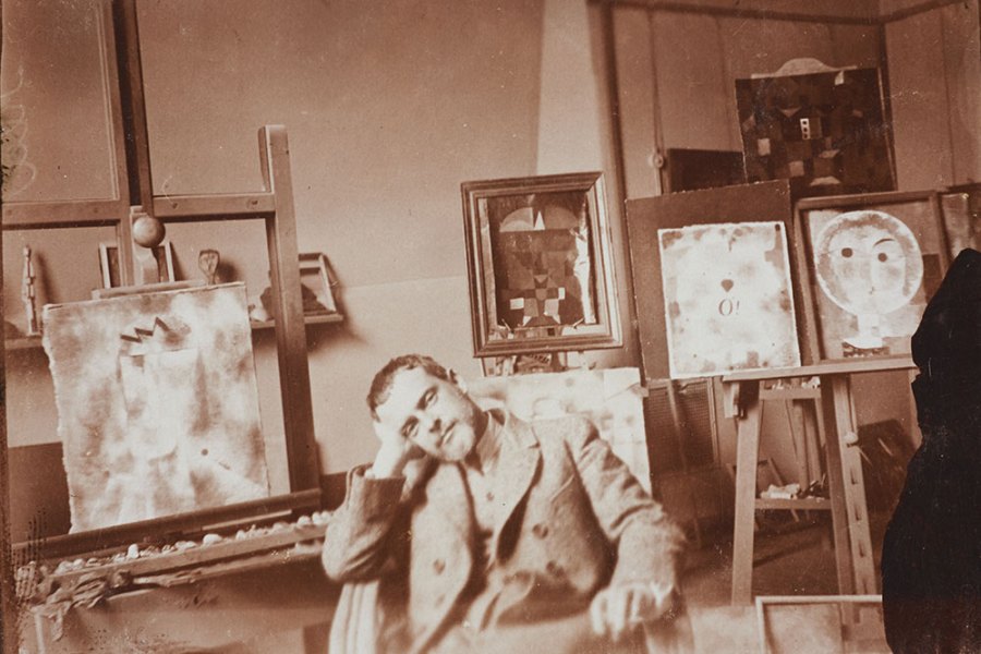 Paul Klee in his atelier at the Bauhaus Weimar, 1923 (photo by Felix Klee). Zentrum Paul Klee, Bern; © Klee-Nachlassverwaltung, Hinterkappelen