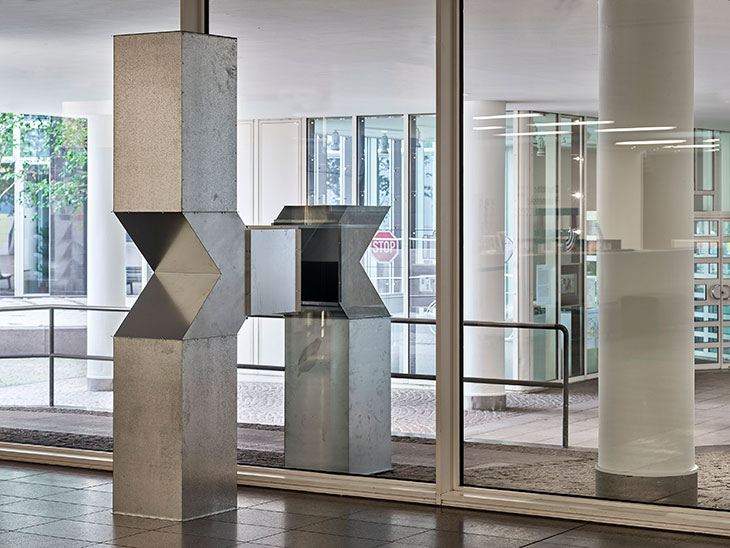 Installation view of Vierkantrohre Serie D in the foyer of the Kunstsammlung Nordrhein-Westfalen, Düsseldorf.