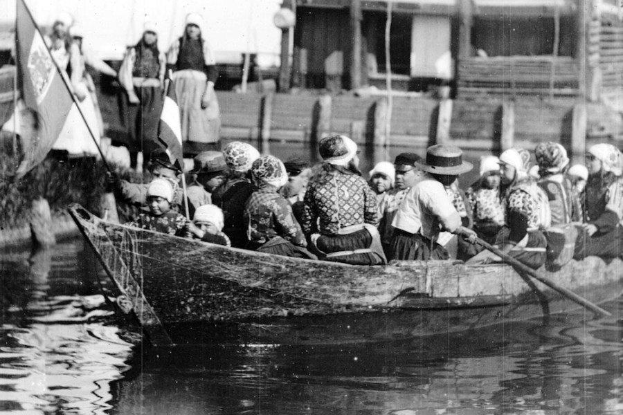 Detail of a still from Een kinderfeest op 't eiland Marken (1899).