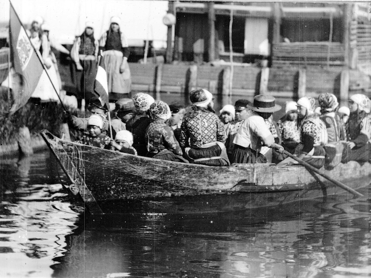 Still from Een kinderfeest op 't eiland Marken (1899).