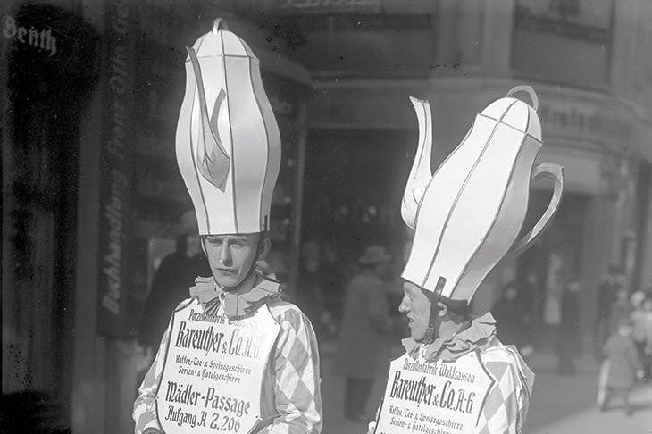 Salesmen from the porcelain manufactory Bareuther & Co. at the Leipzig fair, 1920s. Photo: Georg Pahl/Bundesarchiv, Bild 102–13204